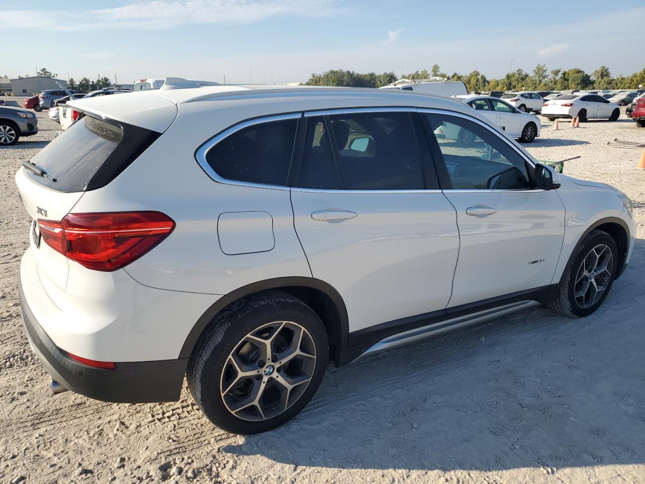 2017 BMW X1 xDrive28I - Фото 3