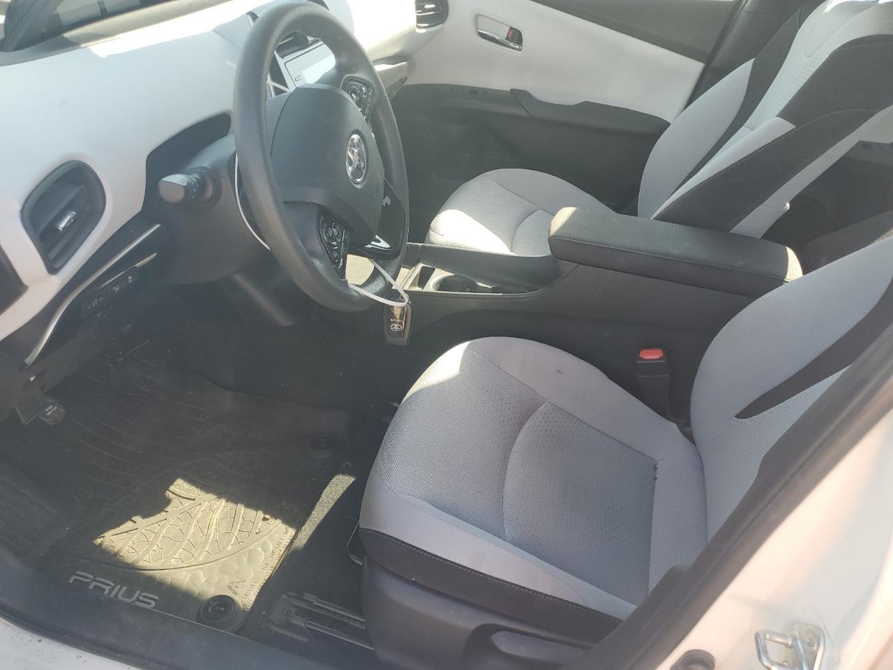 2020 Toyota Prius Le - Фото 7