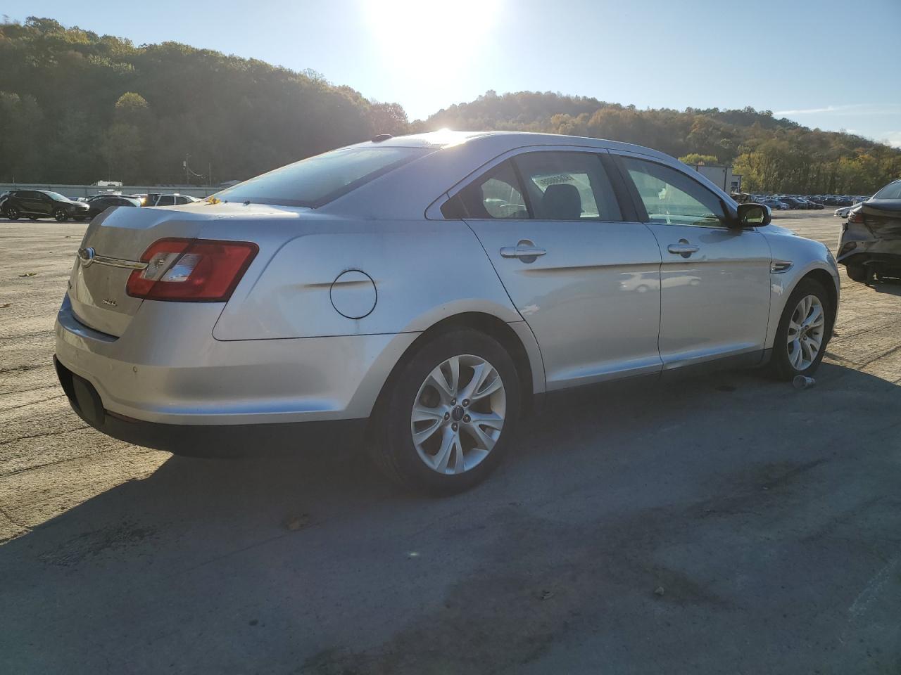 2011 Ford Taurus - Фото 3