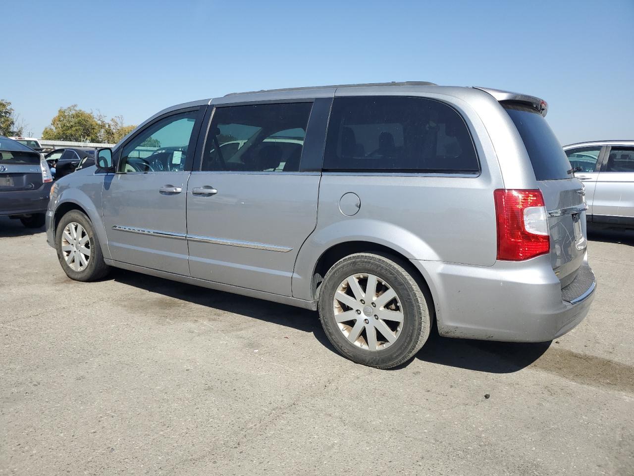 2015 Chrysler Town & Country Touring - Фото 2
