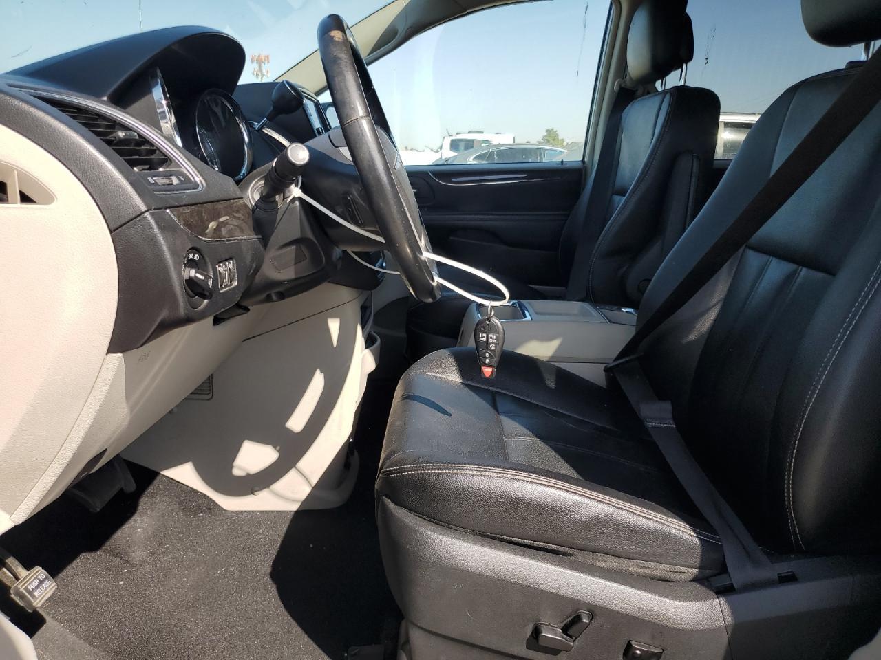 2015 Chrysler Town & Country Touring - Фото 7