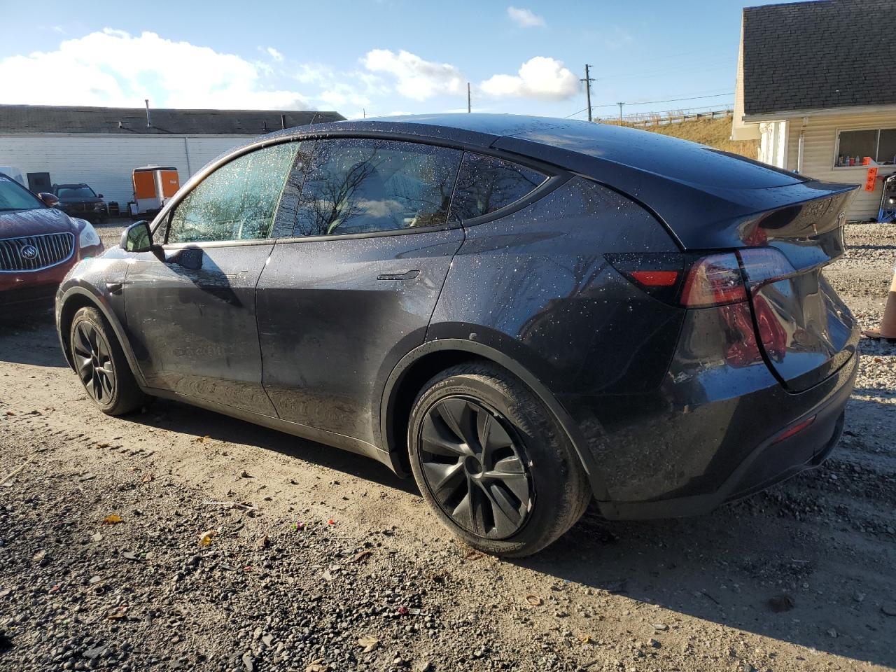 2024 Tesla Model Y - Фото 2