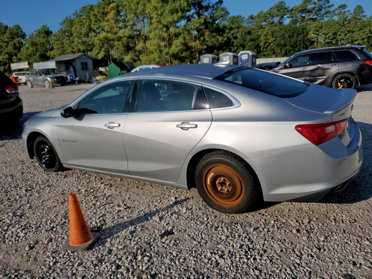 2017 Chevrolet Malibu Lt - Image 2
