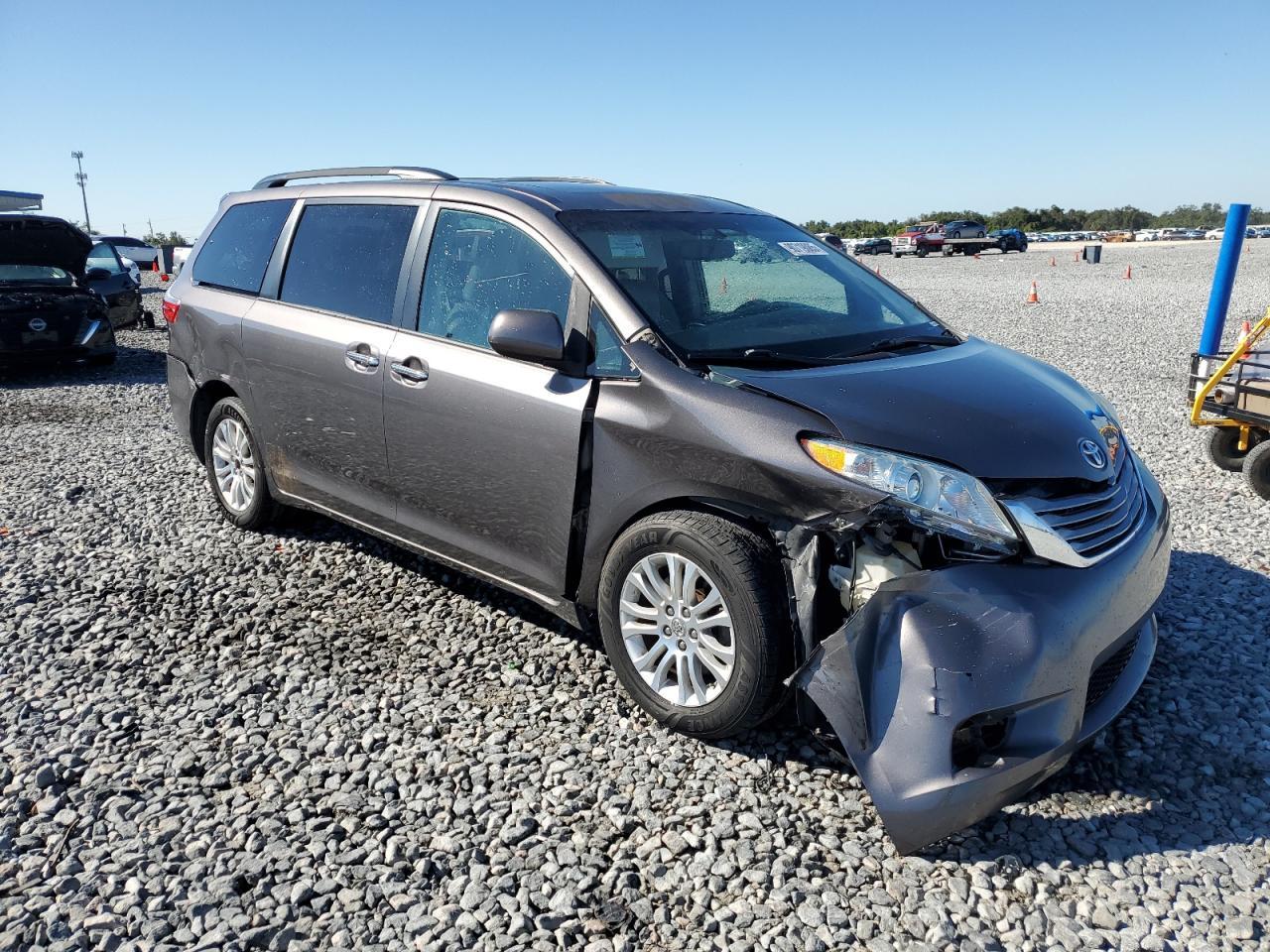 2015 Toyota Sienna Xle - Фото 4