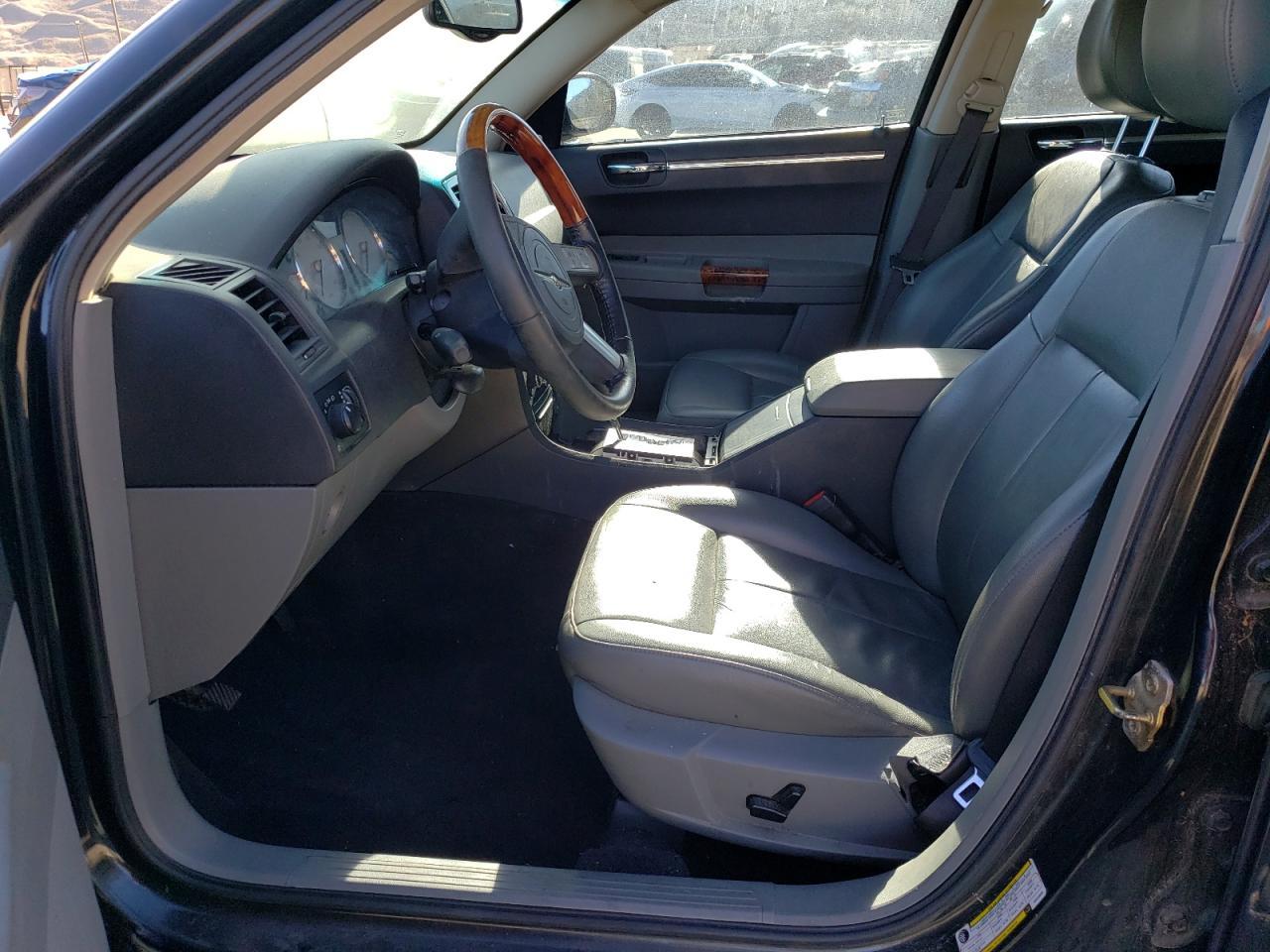 2005 Chrysler 300 Touring - Image 7