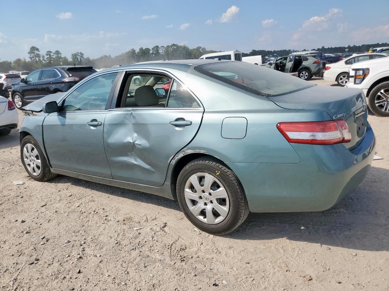 2010 Toyota Camry Base - Фото 2