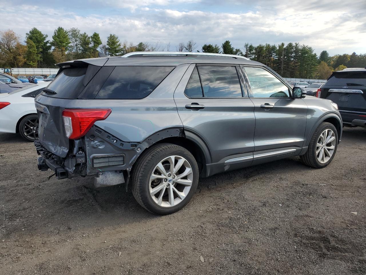 2023 Ford Explorer Platinum - Image 3