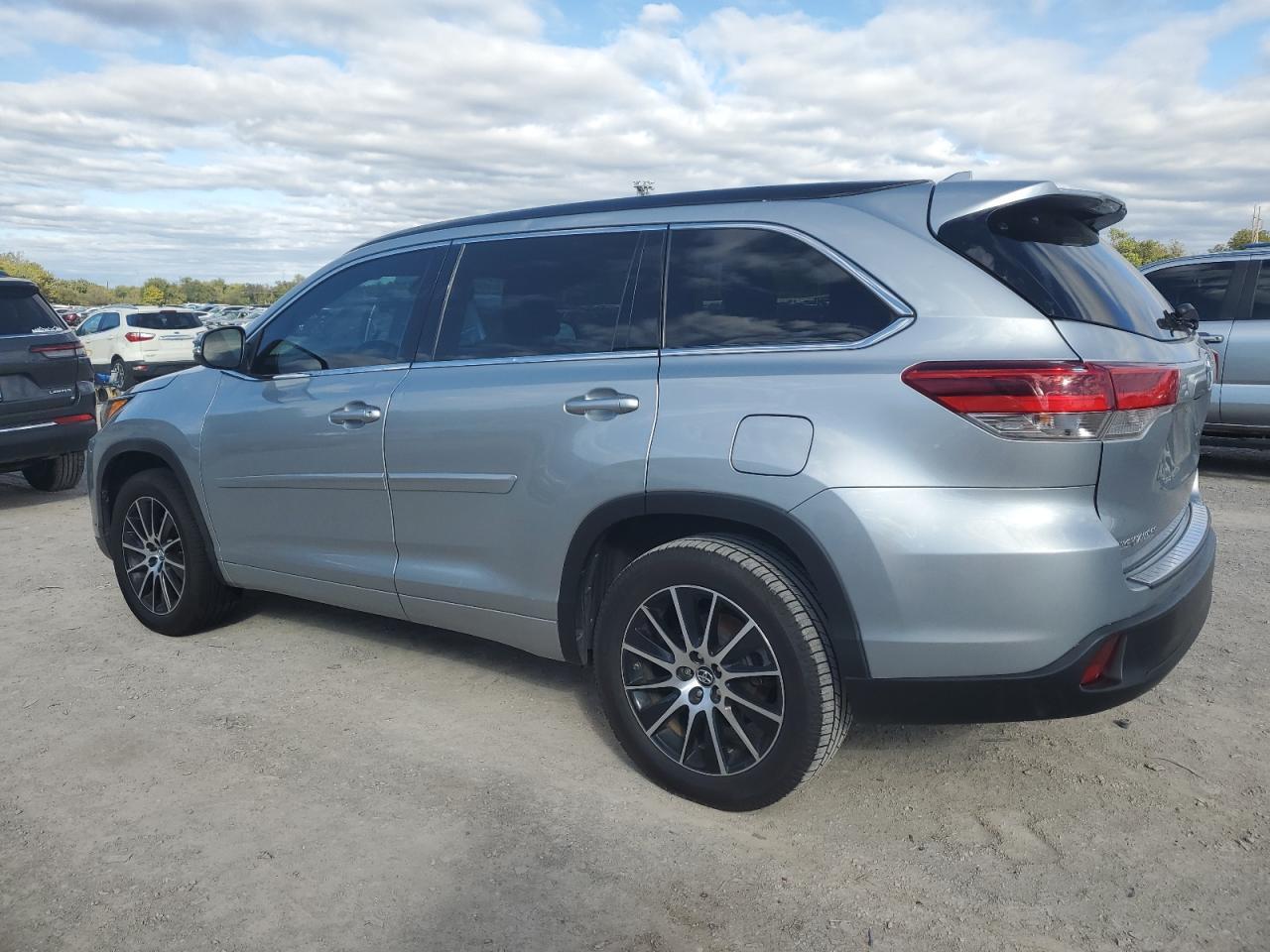 2017 Toyota Highlander Se - Фото 2