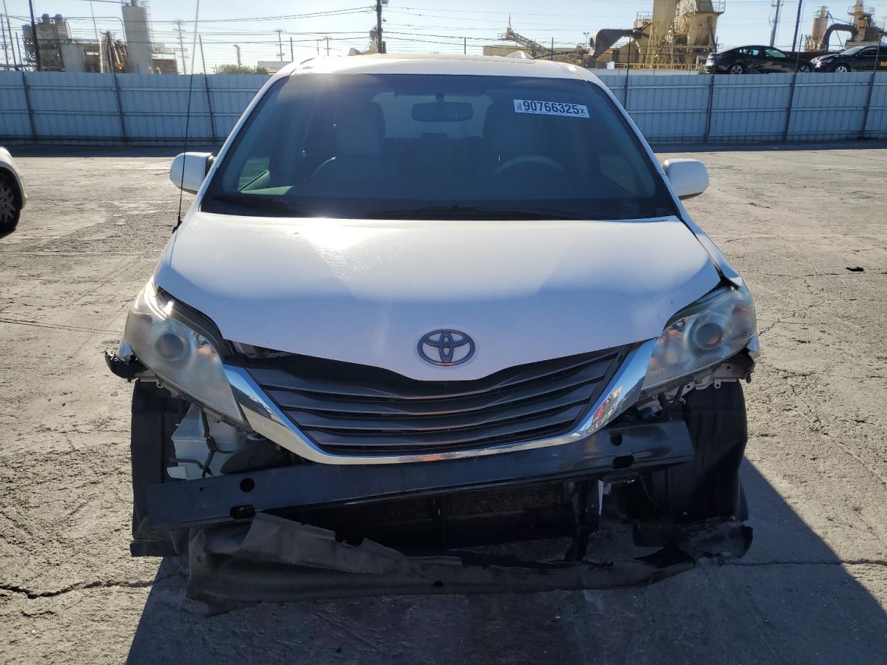 2014 Toyota Sienna Xle - Image 5