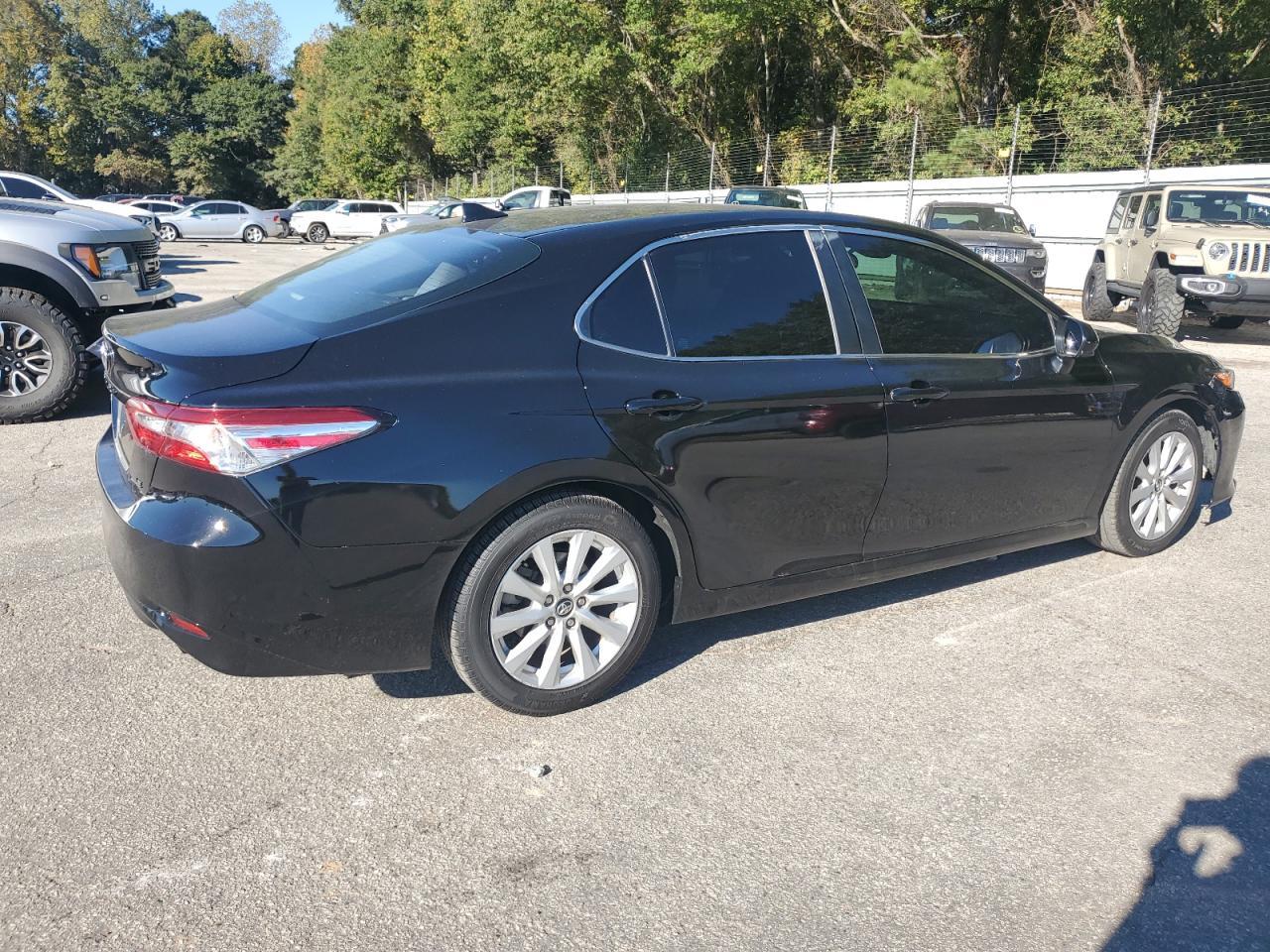2020 Toyota Camry Le - Фото 3