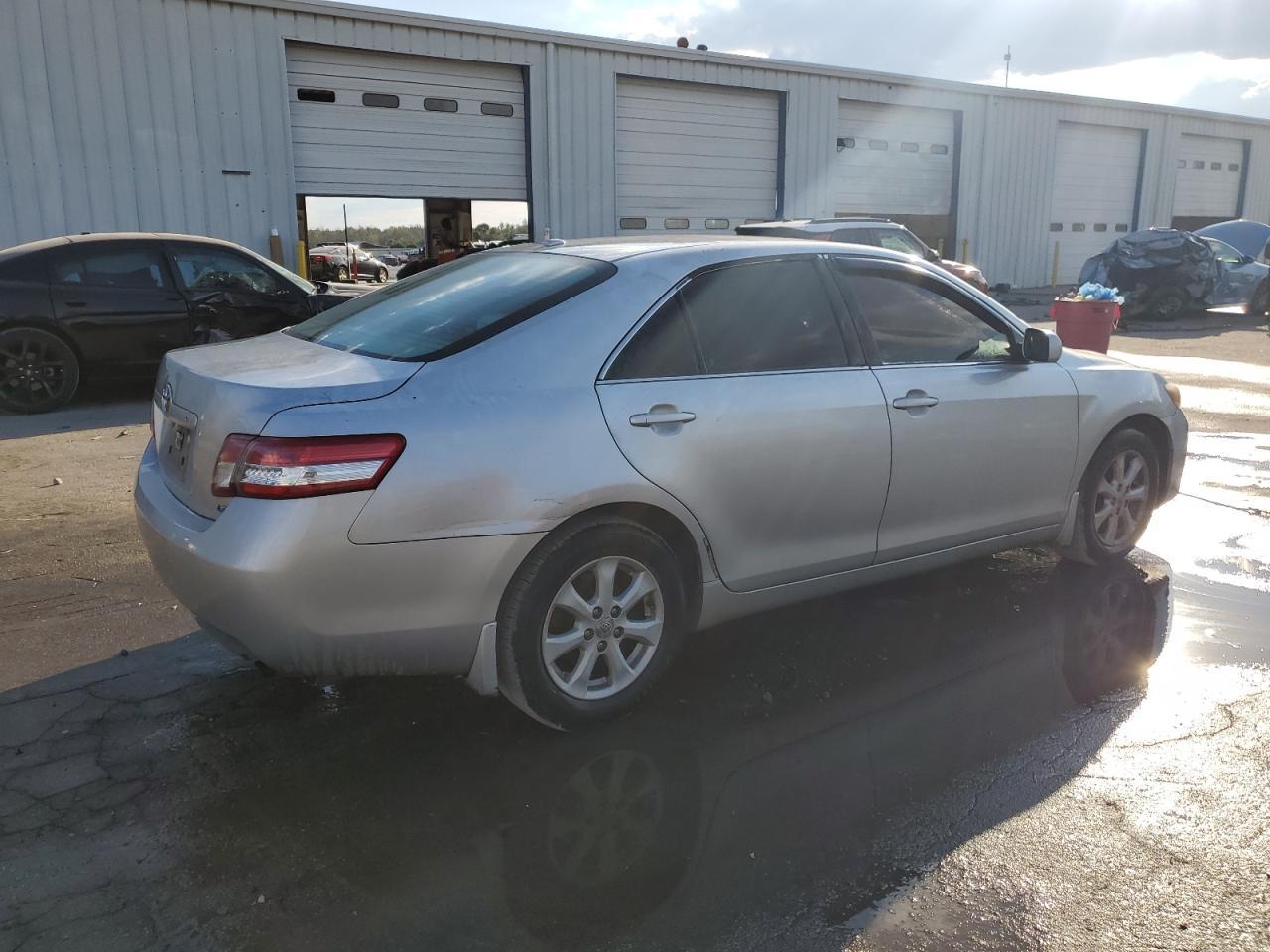 2011 Toyota Camry Base - Фото 3