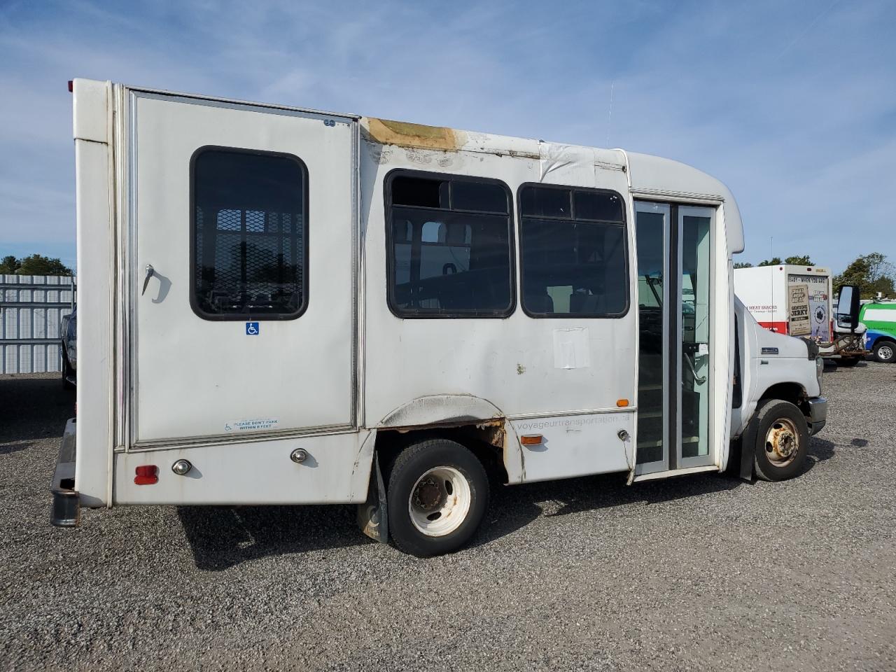 2010 Ford Econoline E350 Super Duty Cutaway Van - Фото 3