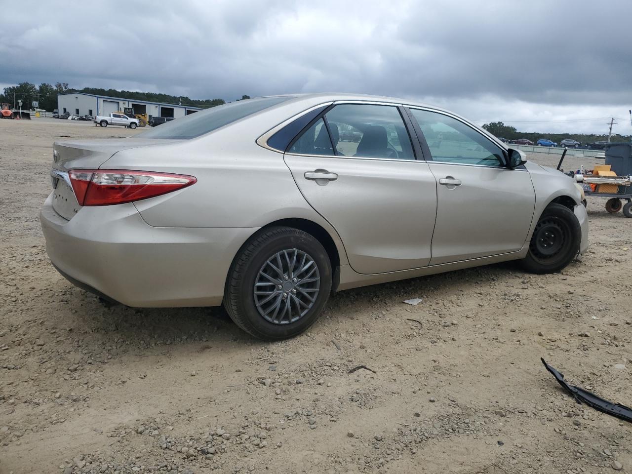 2015 Toyota Camry Le - Фото 3