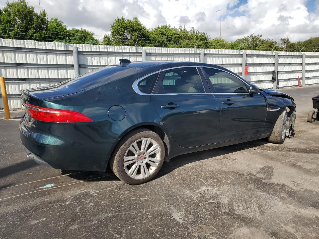 2017 Jaguar Xf Premium - Фото 3