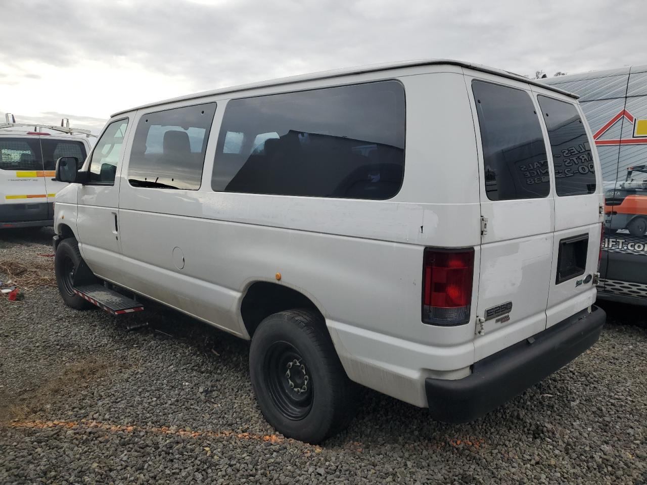2012 Ford Econoline E250 Van - Фото 2