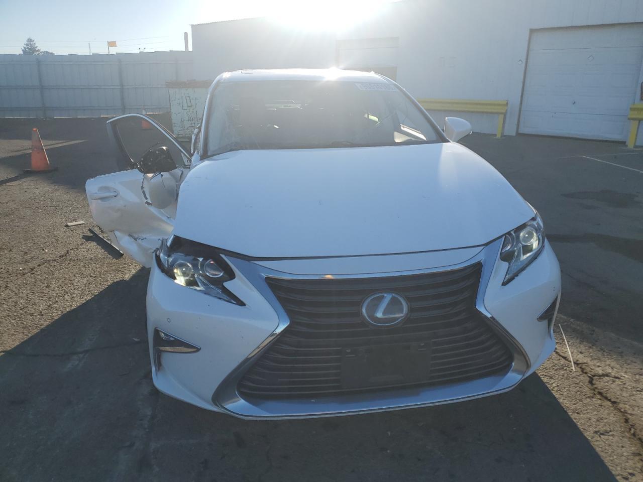 2016 Lexus Es 300H - Image 5