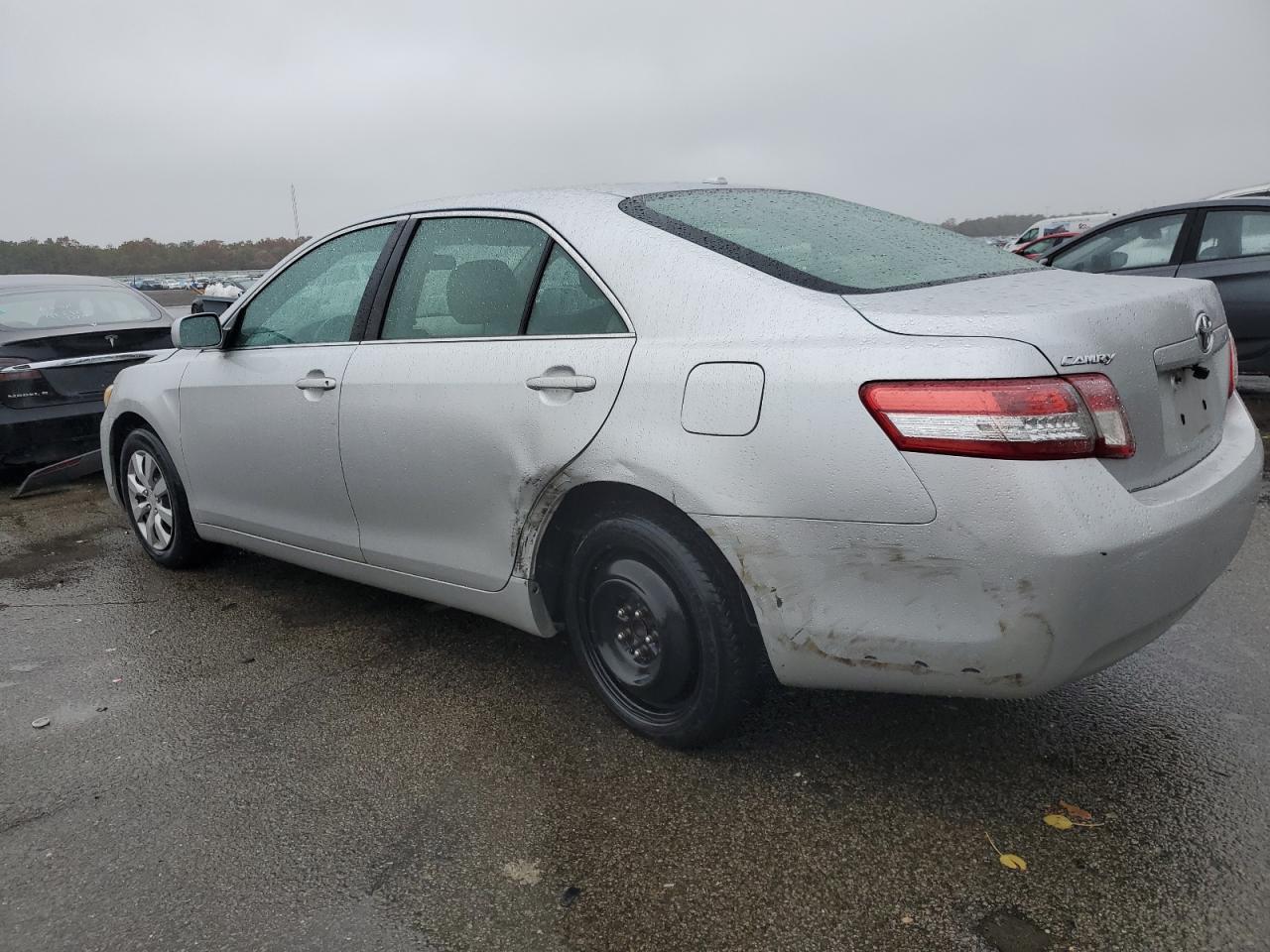 2011 Toyota Camry Base - Фото 2
