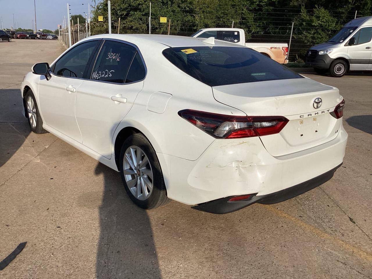 2021 Toyota Camry Le - Фото 3