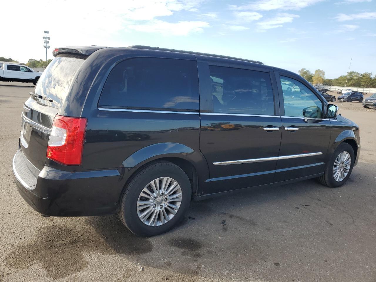 2013 Chrysler Town & Country Touring L - Фото 3