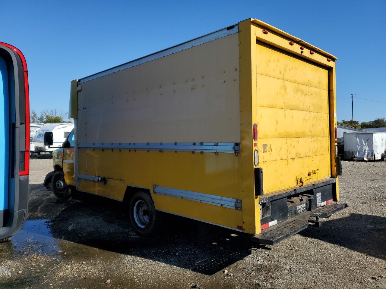 2005 GMC Savana Box Truck - Фото 2