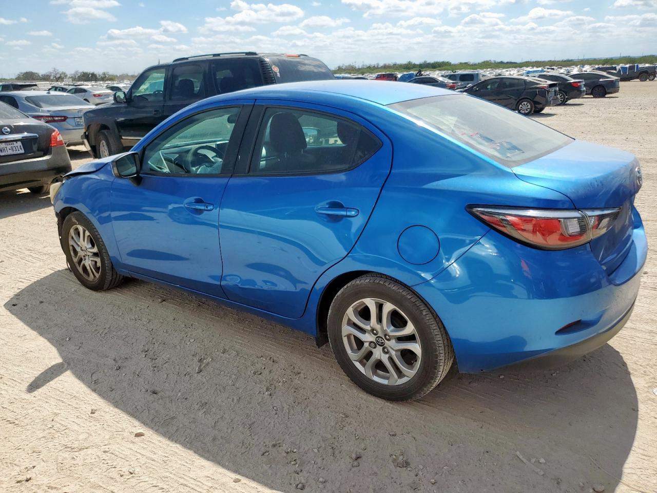 2017 Toyota Yaris Ia - Фото 2