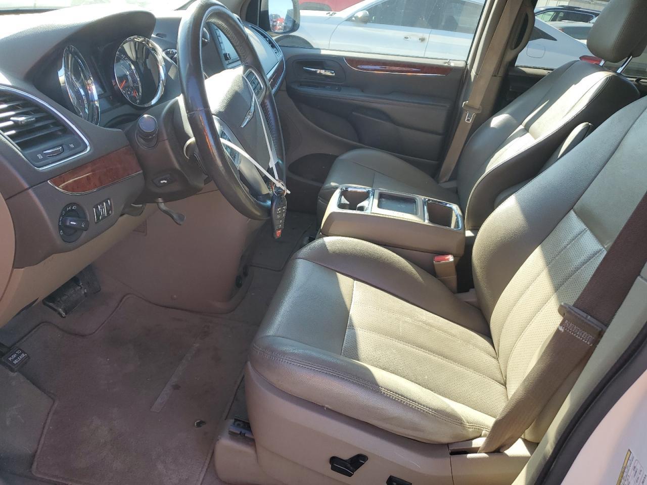 2012 Chrysler Town & Country Touring L - Фото 7
