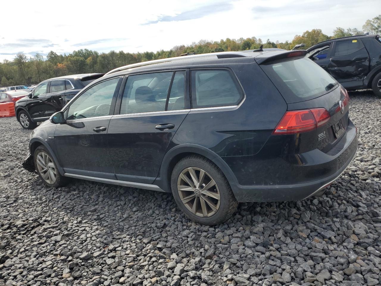 2017 Volkswagen Golf Alltrack S - Image 2