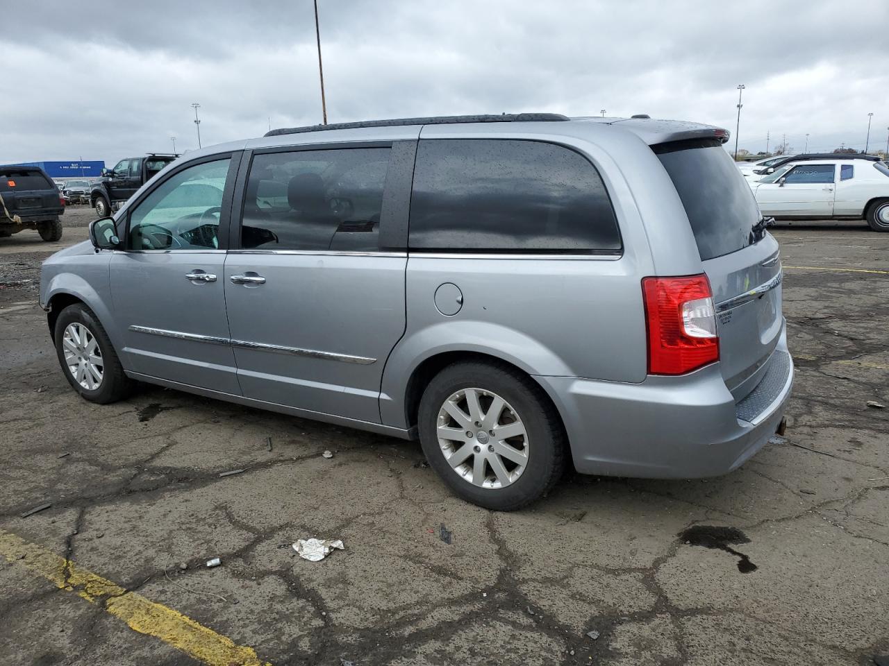 2015 Chrysler Town & Country Touring - Фото 2