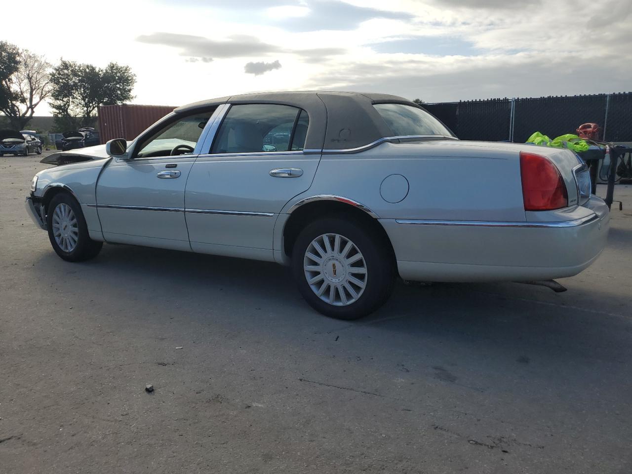 2005 Lincoln Town Car Signature - Image 2