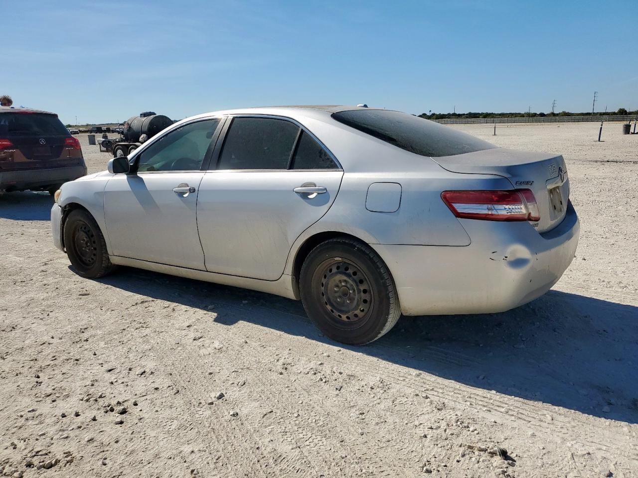 2011 Toyota Camry Base - Фото 2