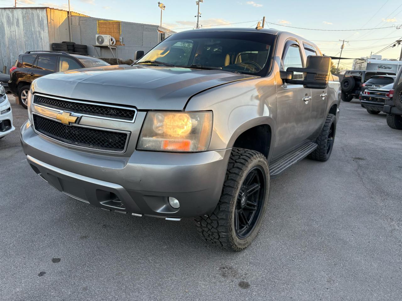 2007 Chevrolet Avalanche C1500 - Image 2