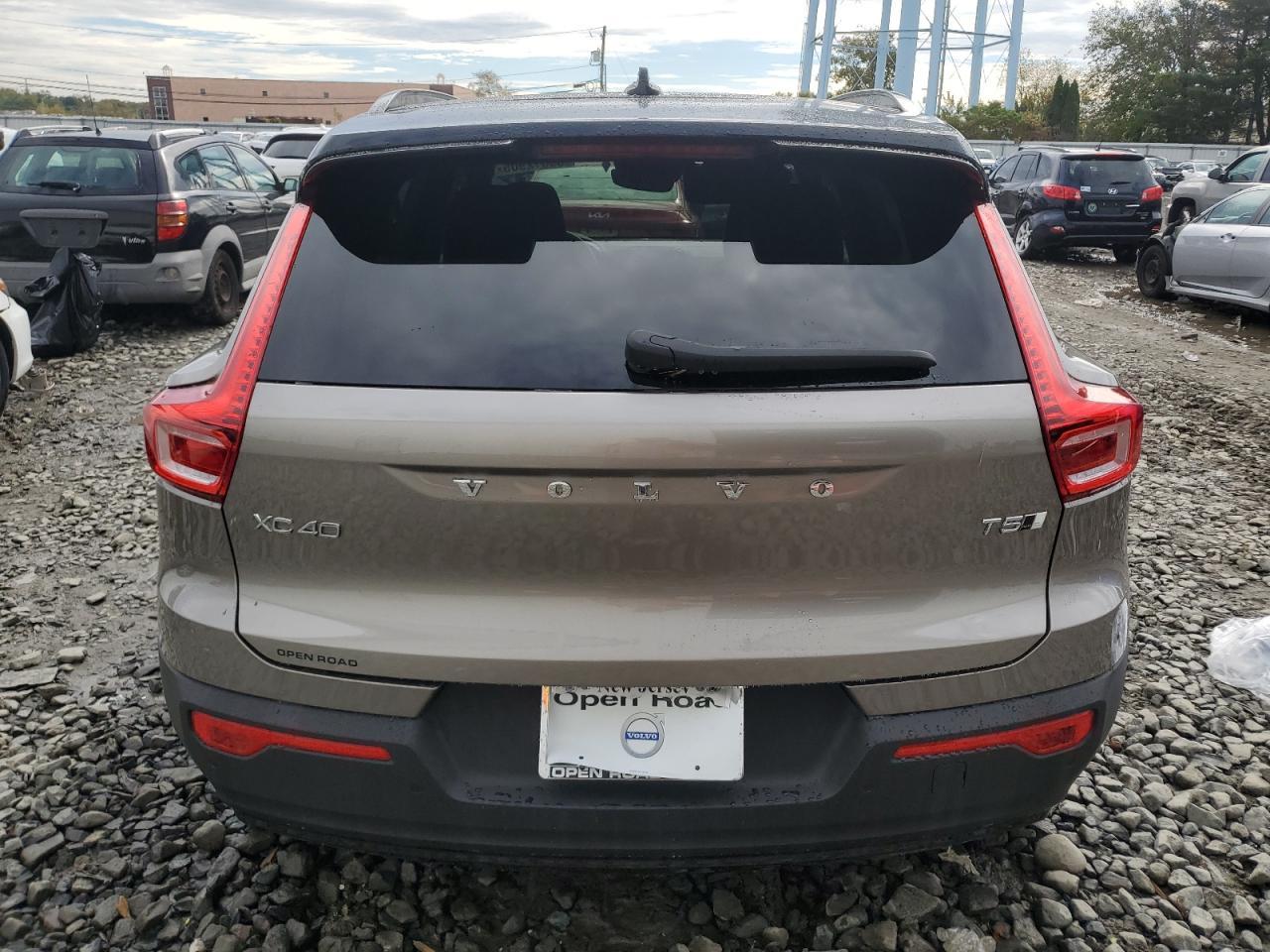 2022 Volvo Xc40 T5 R-Design - Image 6
