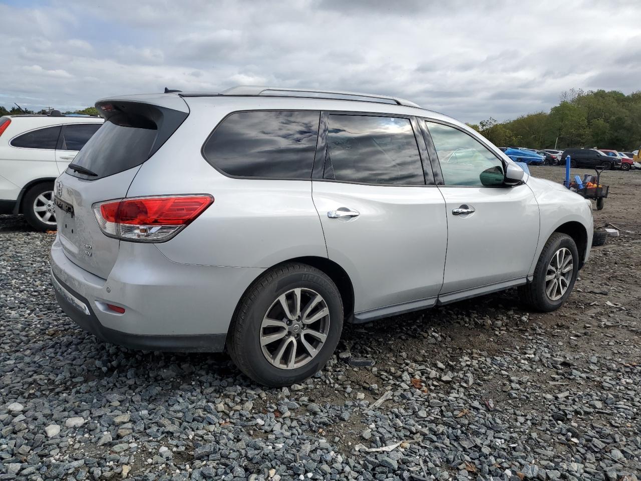 2013 Nissan Pathfinder S - Image 3