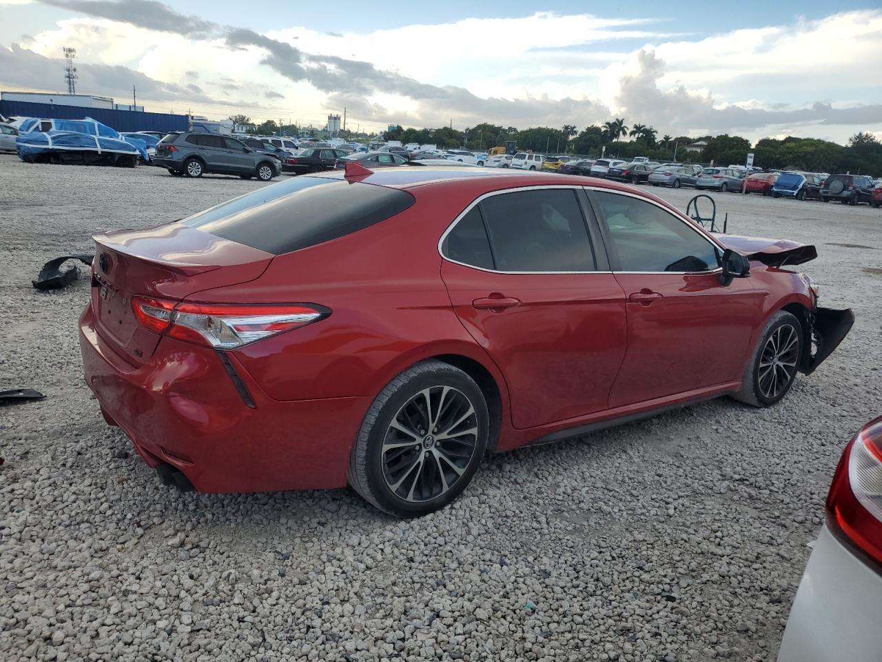 2020 Toyota Camry Se - Фото 3