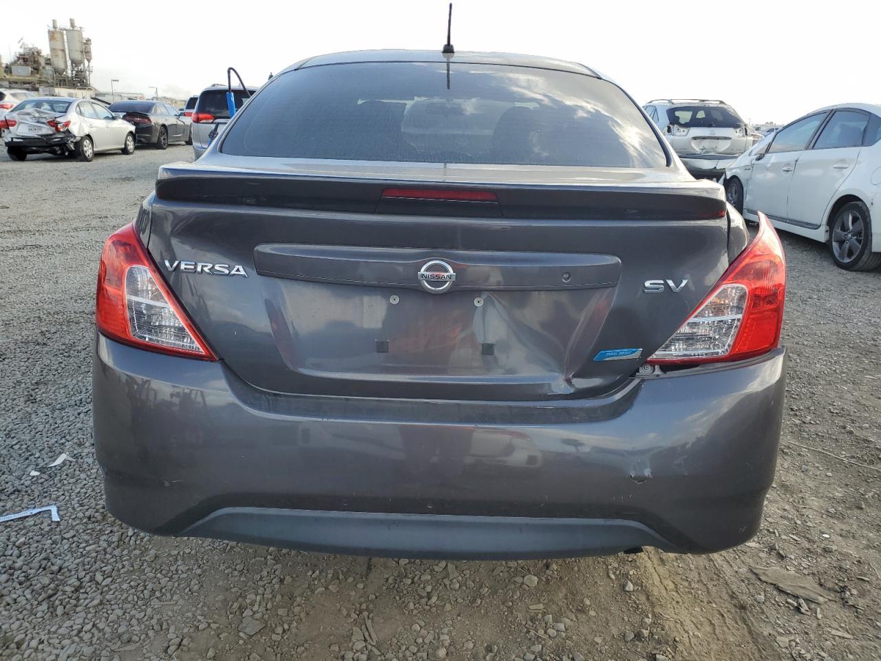 2015 Nissan Versa S - Фото 6