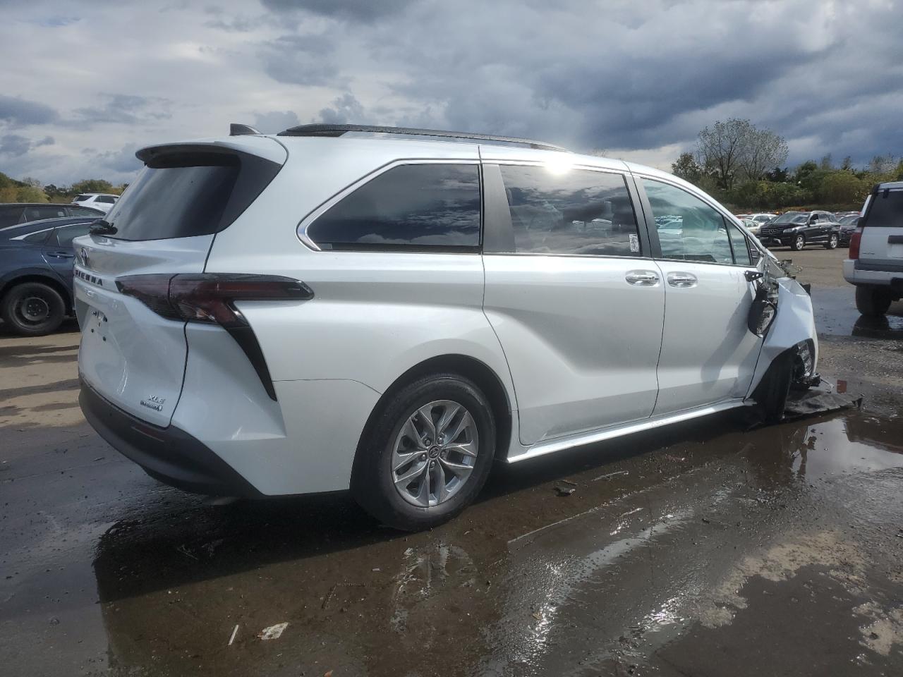 2023 Toyota Sienna Xle - Image 3