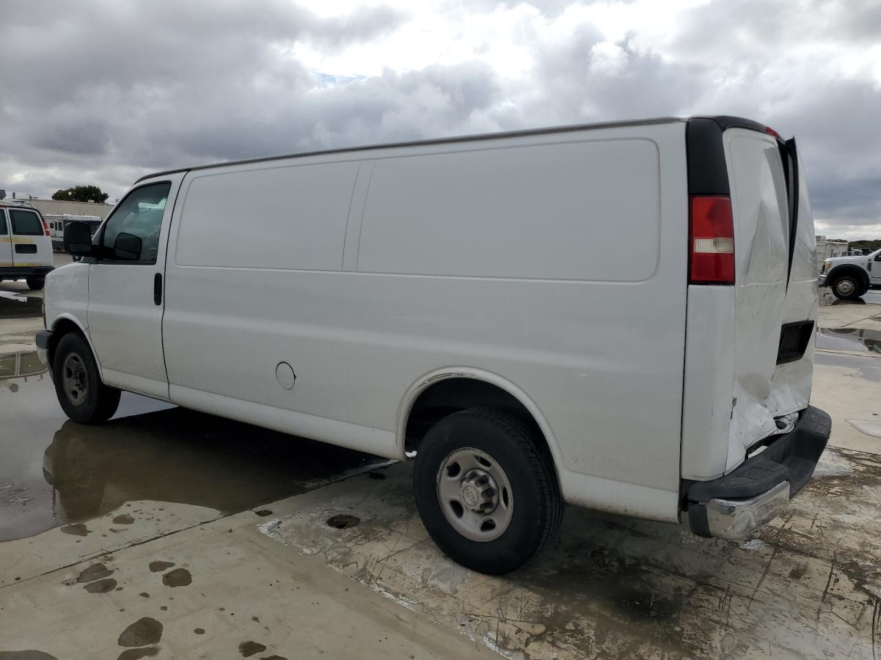 2017 Chevrolet Express G3500 - Фото 2