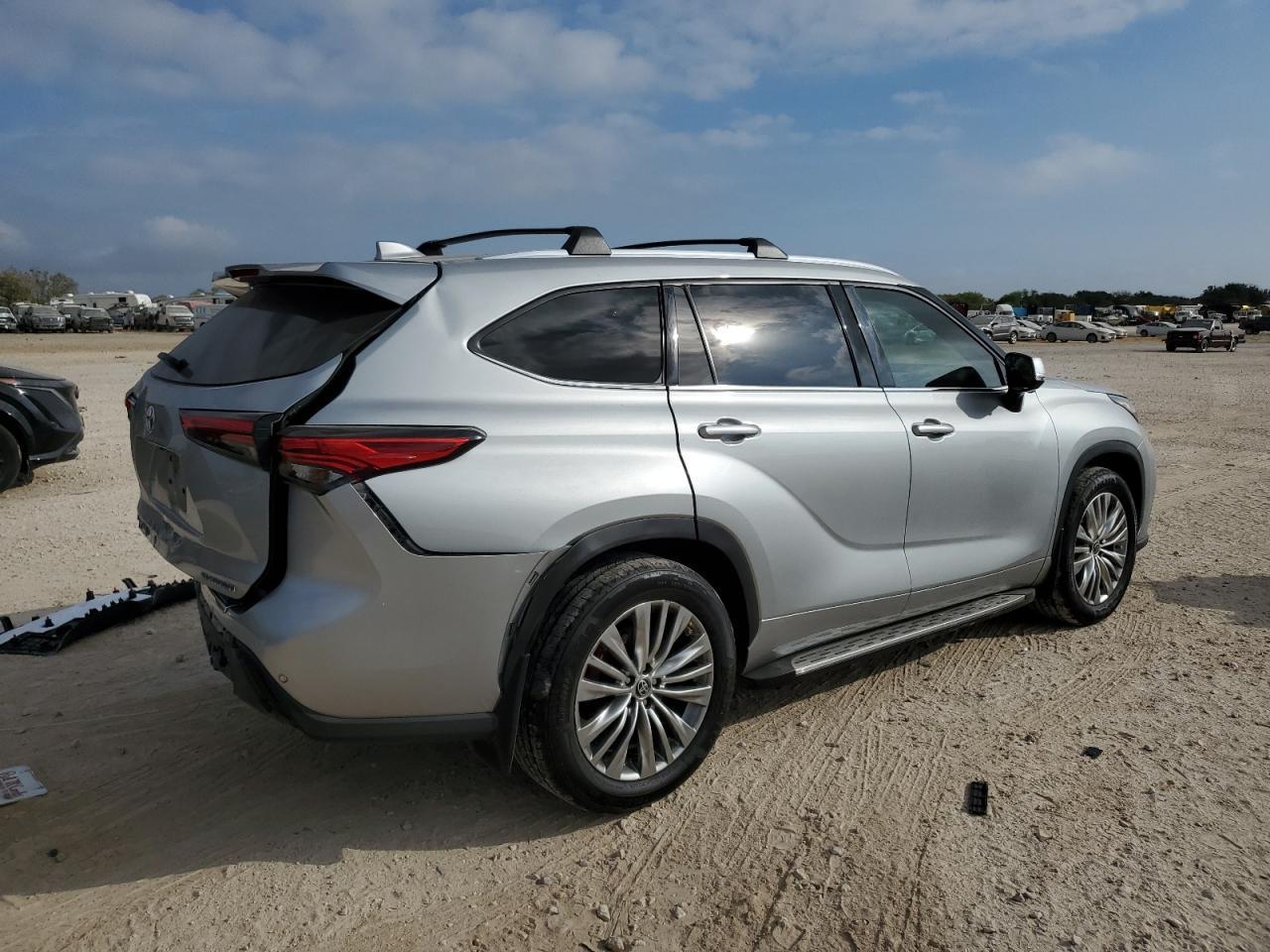 2023 Toyota Highlander L - Фото 3