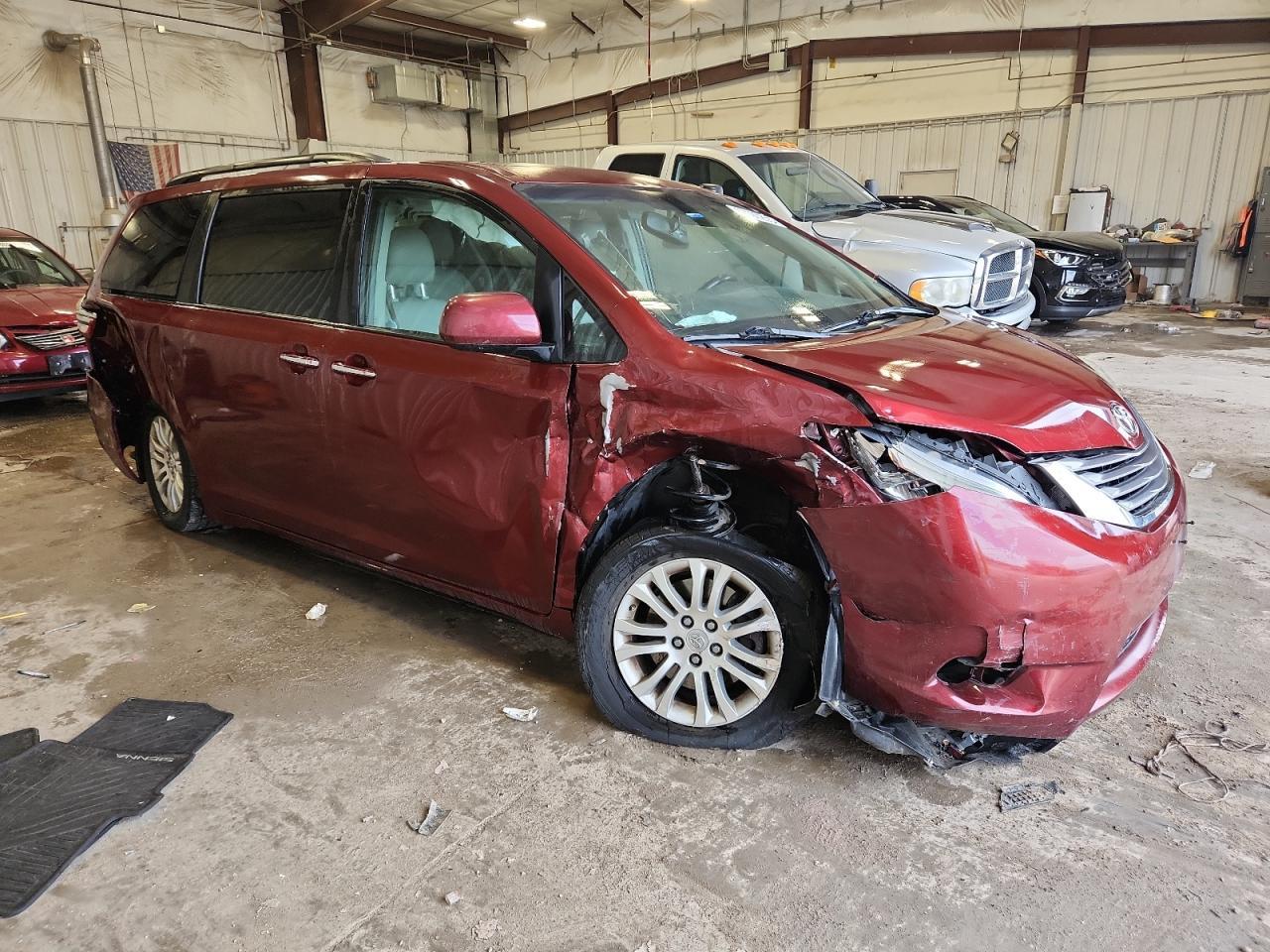 2016 Toyota Sienna Xle 8-Passenger - Фото 4