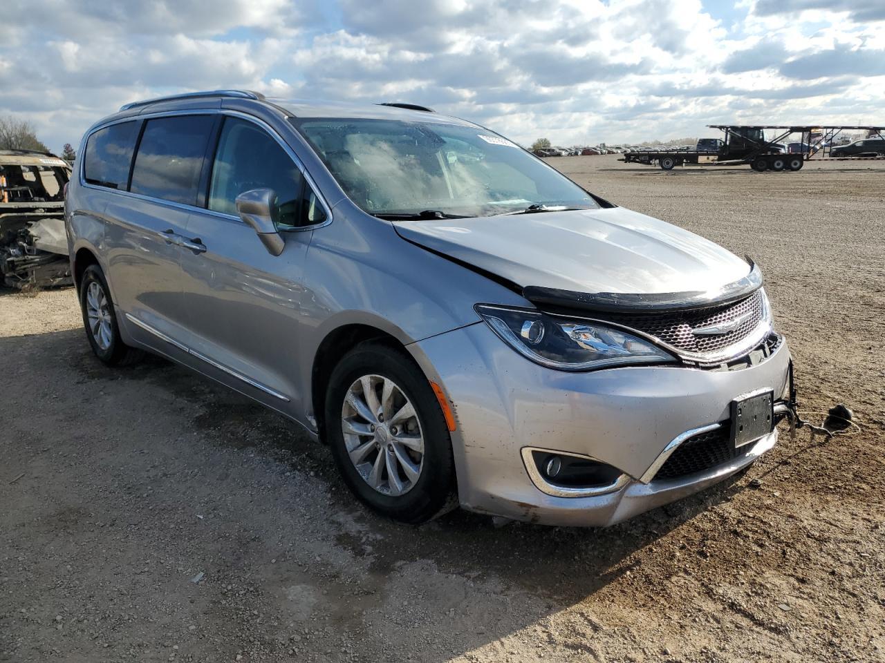 2018 Chrysler Pacifica Touring L - Фото 4