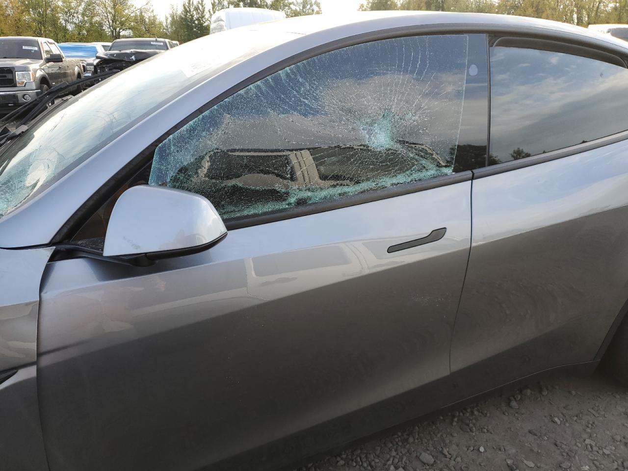 2025 Tesla Model Y - Фото 7