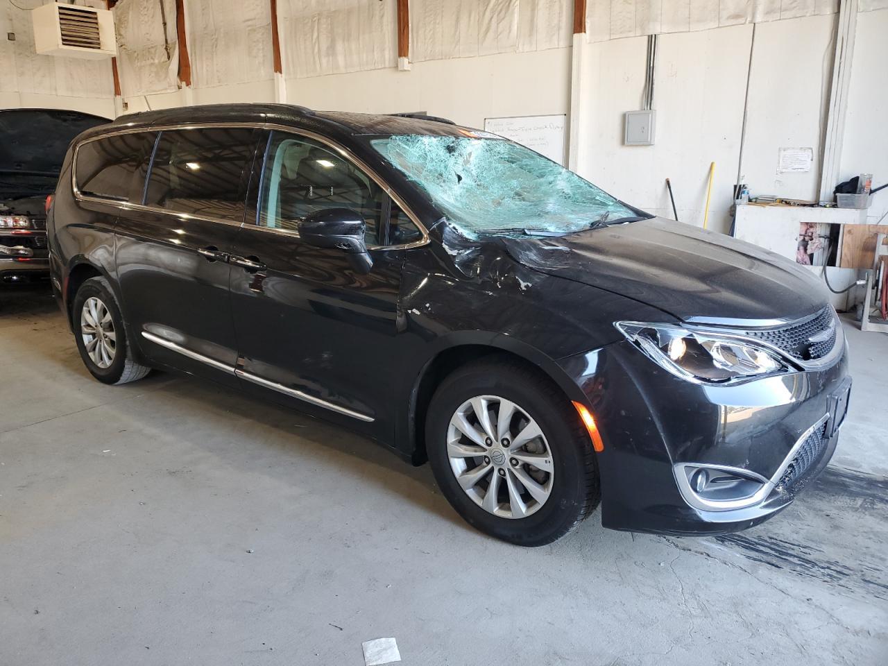 2017 Chrysler Pacifica Touring L - Фото 4