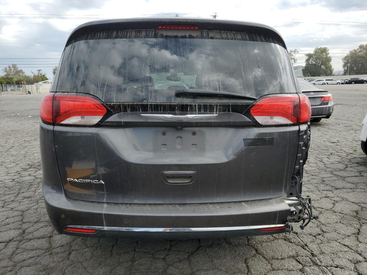 2017 Chrysler Pacifica Touring L - Image 6