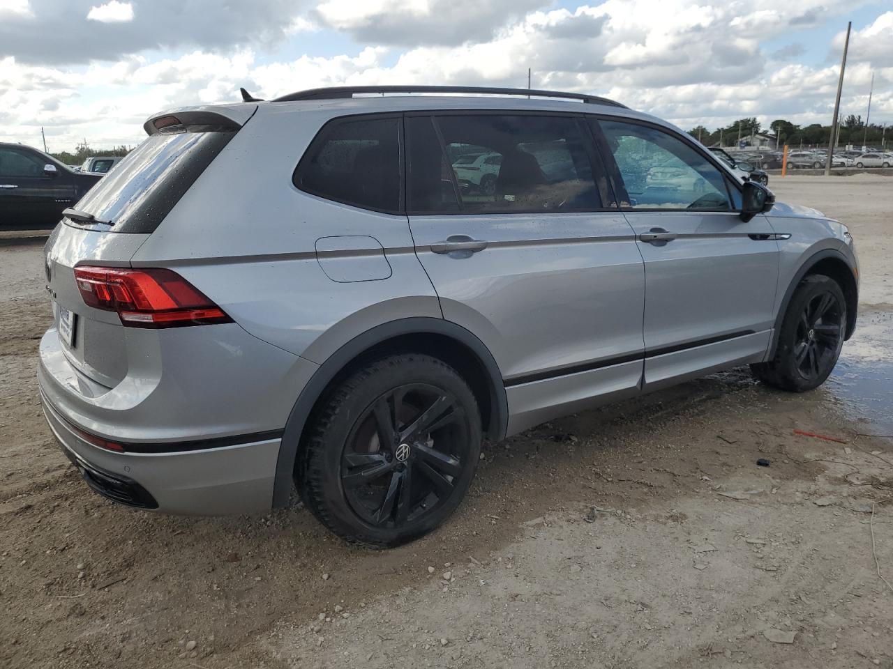 2023 Volkswagen Tiguan Se R-Line Black - Image 3