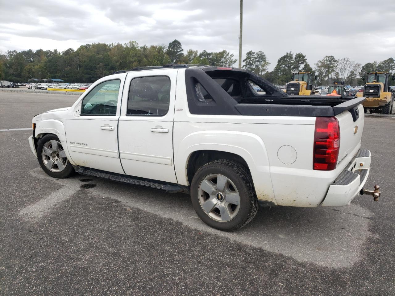 2012 Chevrolet Avalanche Lt - Image 2