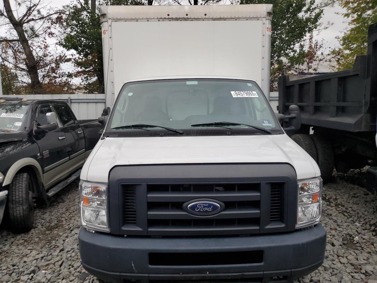 2019 Ford Econoline Cutaway E- - Фото 5