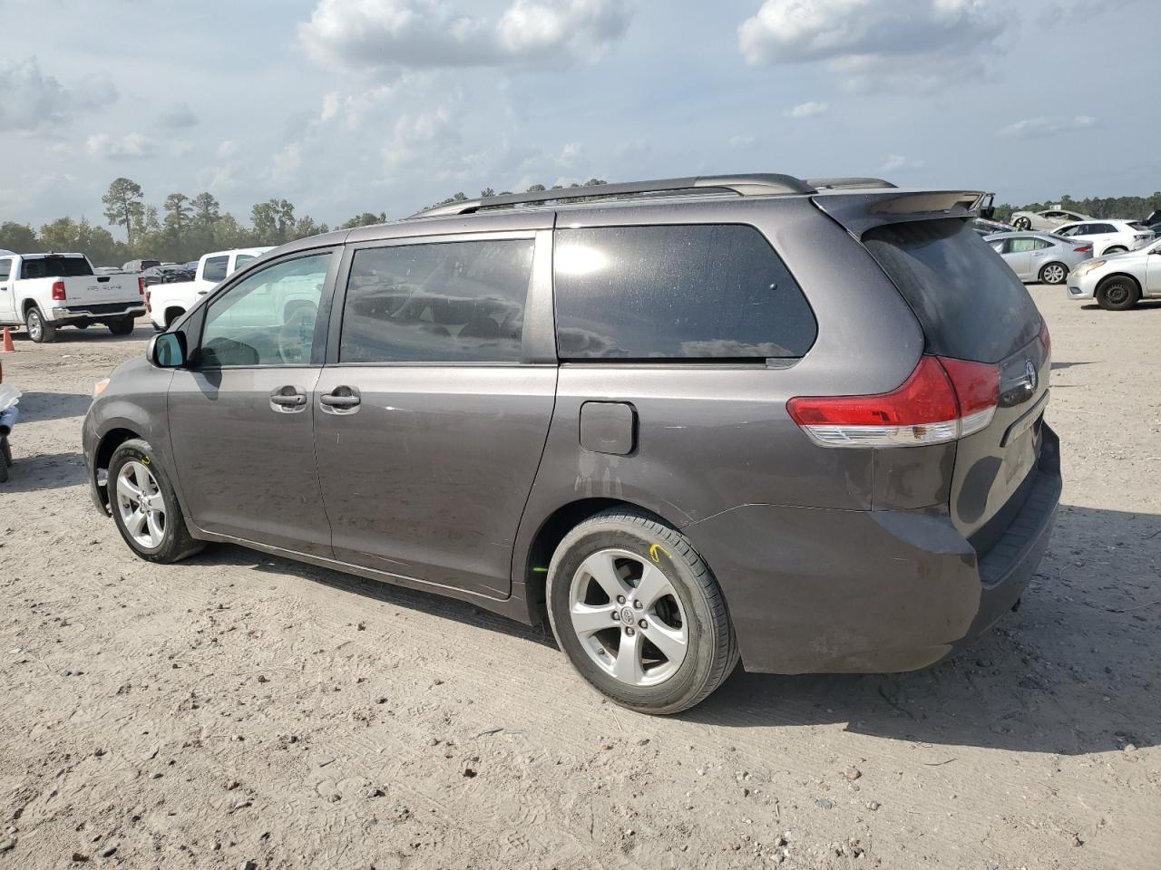 2014 Toyota Sienna Le - Фото 2