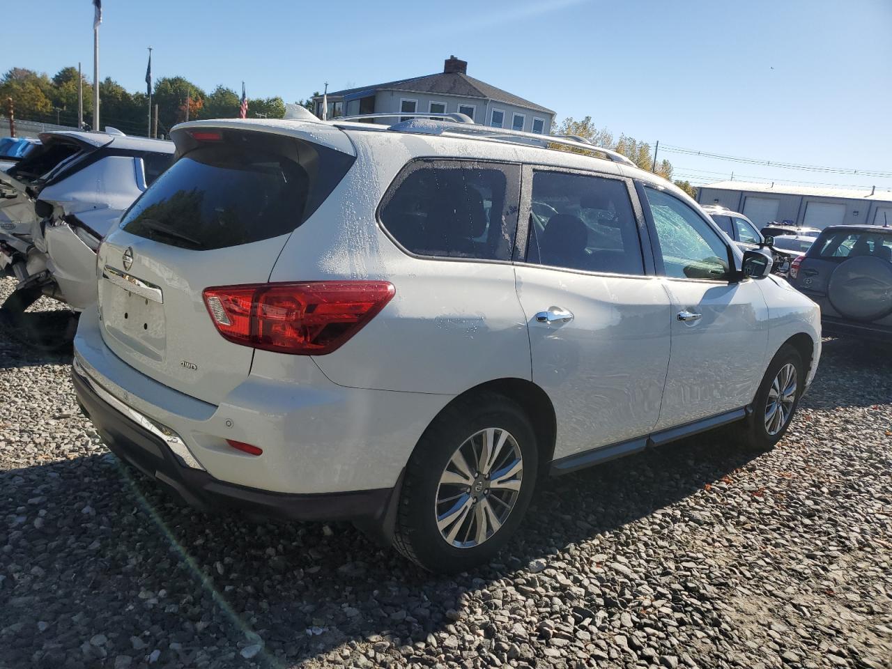 2019 Nissan Pathfinder S - Image 3