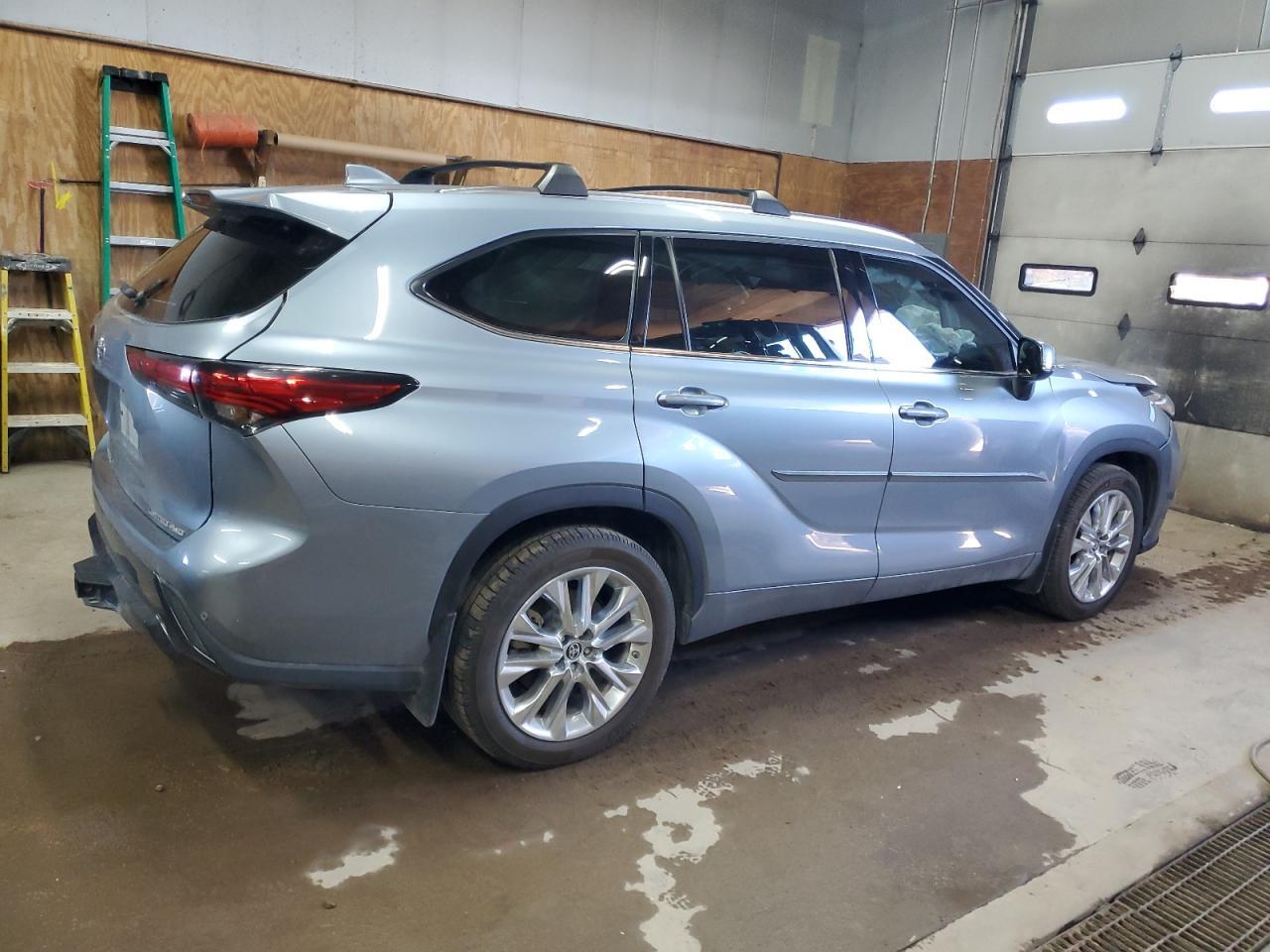 2022 Toyota Highlander Limited - Image 3