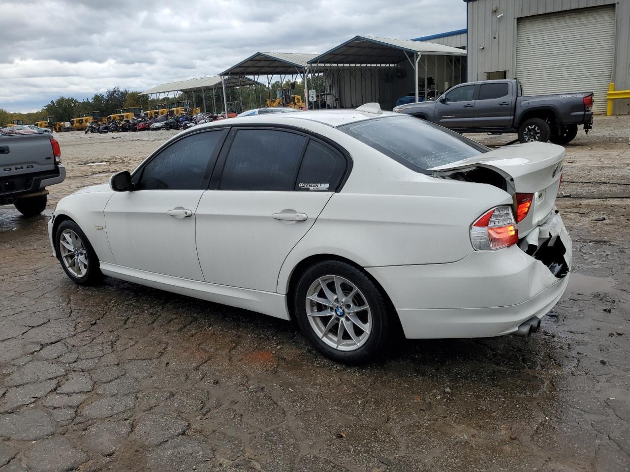 2010 BMW 328 I - Image 2